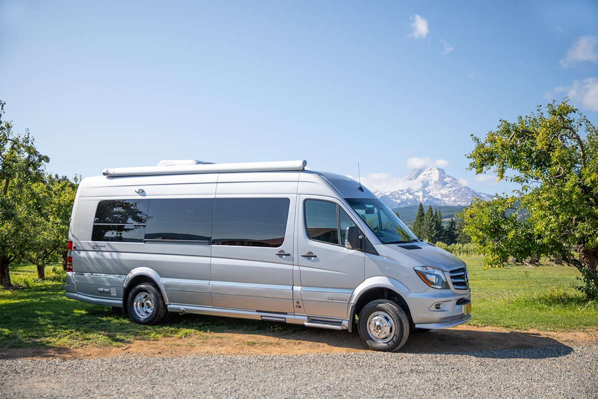 Toyota HiAce Grand Cabin